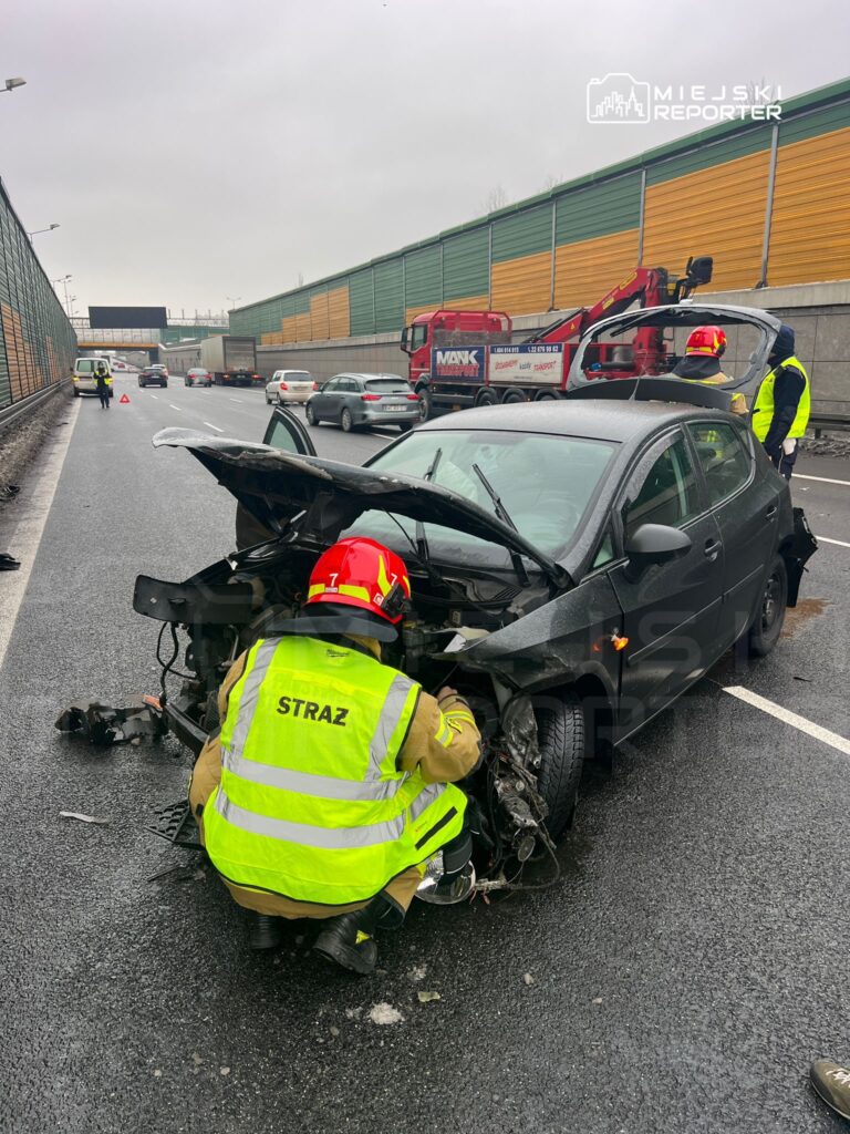 varsova da s8 otoyolunda uc aracin carpismasi trafik akisini etkiledi 38323