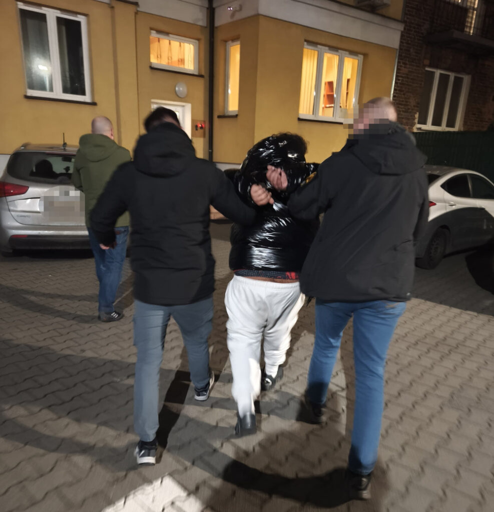 varsova da silahla soygun 17 yasindaki supheli yakalandi 33994