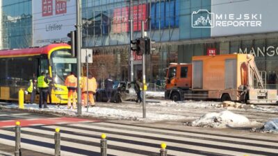 Varşova'da tramvay ile otomobil çarpıştı: trafik düzenlendi 2 Varsova da tramvay ile otomobil carpisti trafik duzenlendi 34210
