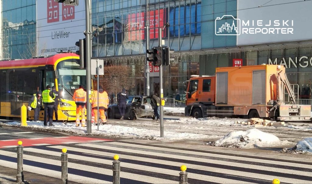 Varsova da tramvay ile otomobil carpisti trafik duzenlendi 34210