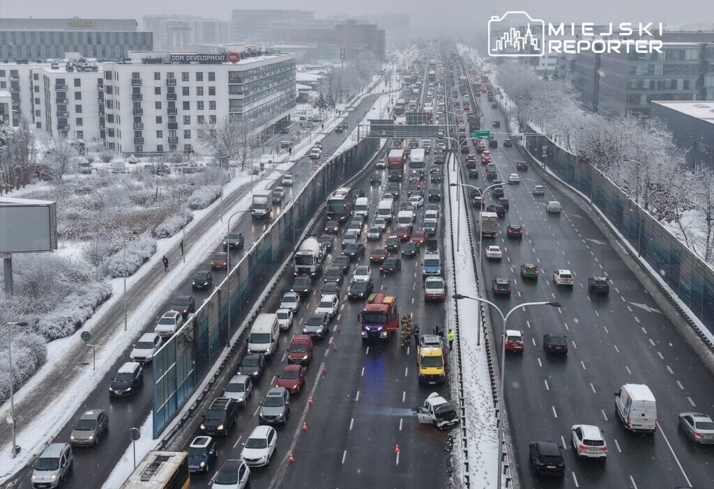 Varsova da uc aracin carpismasiyla trafigin tamamen tikanmasi 39172