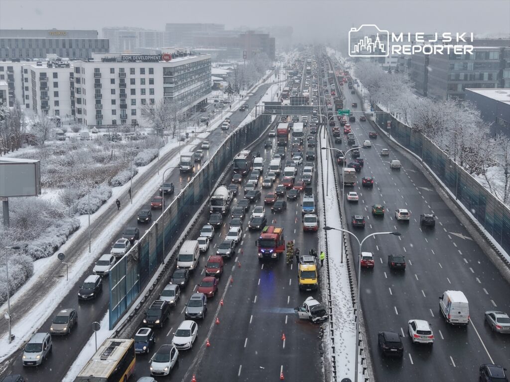 varsova da uc aracin carpismasiyla trafigin tamamen tikanmasi 39172