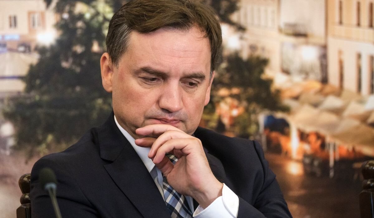 Varşova mahkemesi, ziobro'nun tutuklanma talebiyle ilgili duruşmayı erteledi 1 Varsova mahkemesi ziobro nun tutuklanma talebiyle ilgili durusmayi erteledi 33280