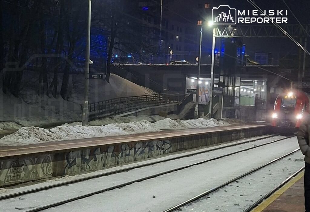 Varsowa da trenle olumlu kaz raylarda yaya carpildi ulasimda buyuk aksaklik 35130