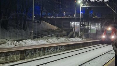 Varsowa da trenle olumlu kaz raylarda yaya carpildi ulasimda buyuk aksaklik 35130