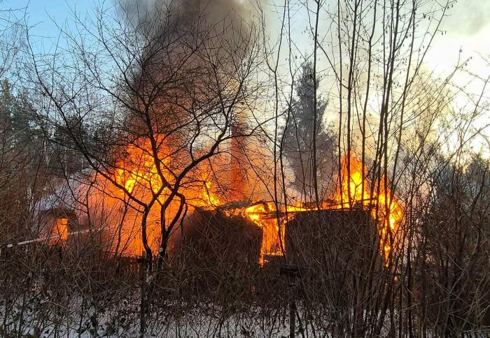 Waliska da ev yangini ceset bulundu 36472