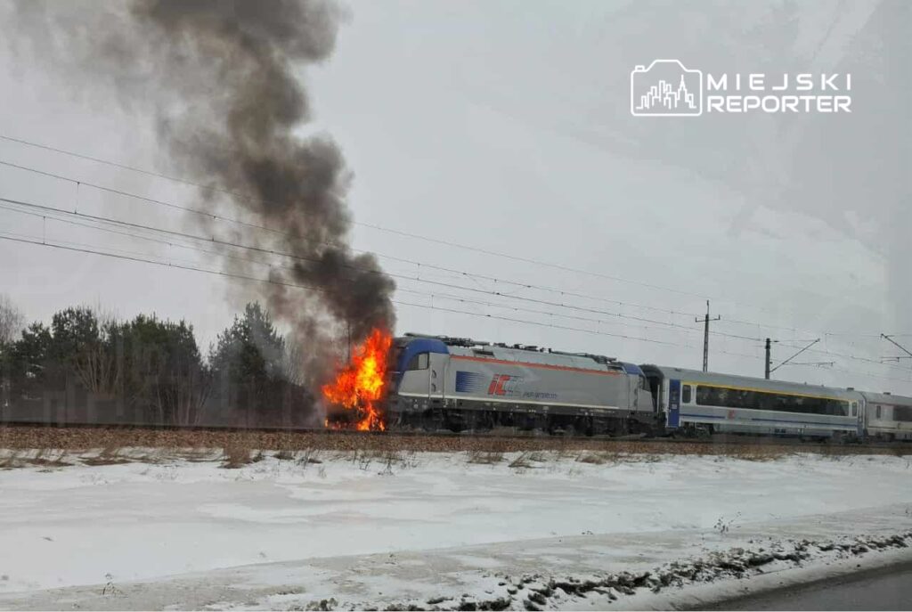 Warszowskie zachodnie de tren otomobil carpismasi otomobil vagonlara carparak alev aldi 37864