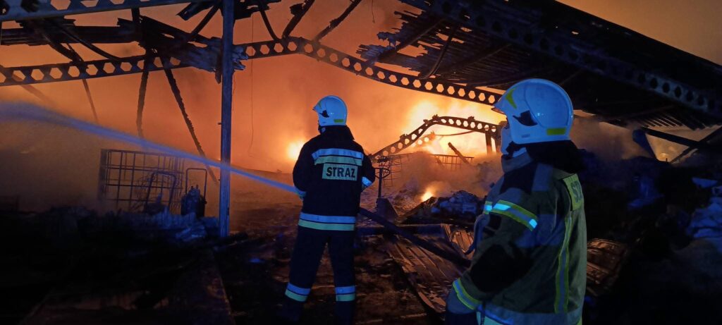 Yeni modlin de atik deposunda yangin yogun ekipler mucadele ediyor 38613