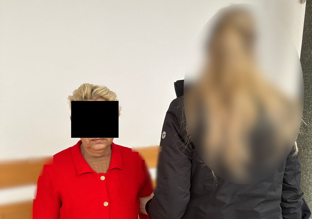 15 yasindaki kiz ve uc arkadasi polis dolandiriciligi girisiminde yakalandi 42817