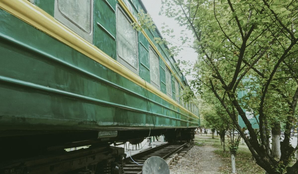 17 yasindaki genc yardim aninda tren altinda kaldi 49190