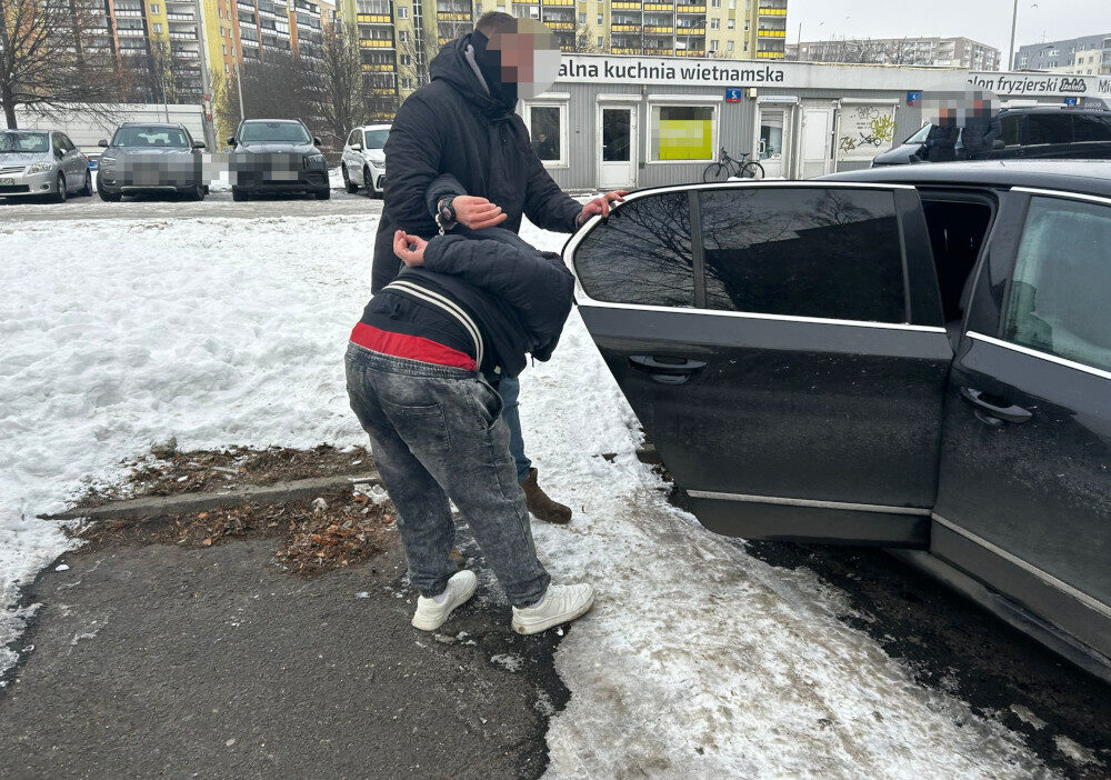 56 bin z otodan fazla degerinde mucevher ve parayi alirken yakalanan dolandirici 42244