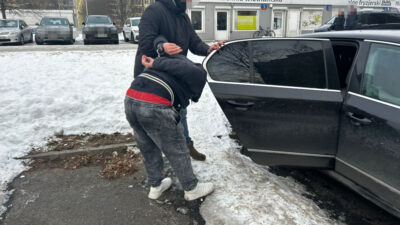 56 bin z otodan fazla degerinde mucevher ve parayi alirken yakalanan dolandirici 42244