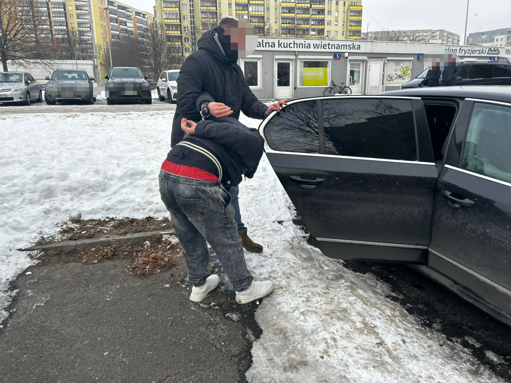 56 bin z otodan fazla degerinde mucevher ve parayi alirken yakalanan dolandirici 42244