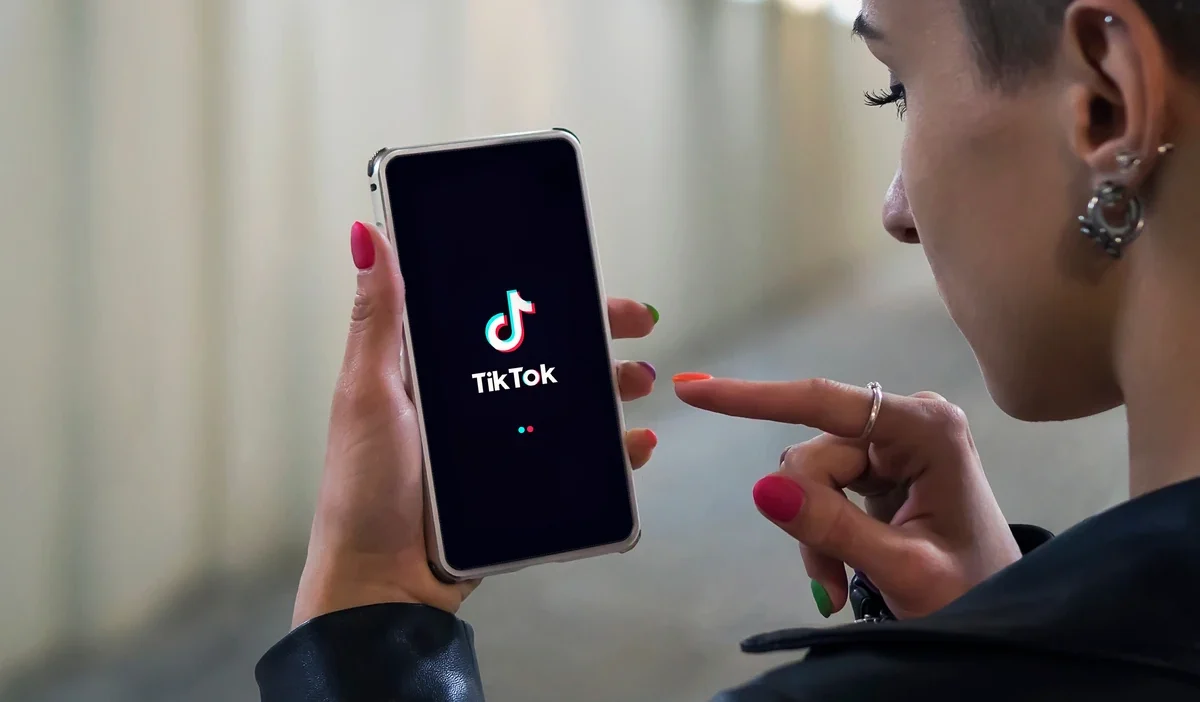 Ab den tiktok a bagimlilik yapan tasarim suclamasi kuresel ciroin yuzde 6 si ceza yolda 43311
