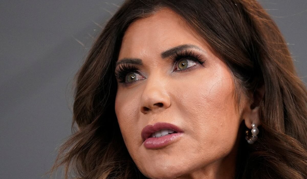 Abd i c guvenlik bakani noem ve danisman lewandowski nin departmandaki tartismali uygulamalari 46155