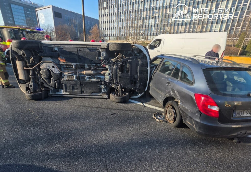 Armii ludowej caddesi nde toyota ile skoda carpisti arac yan yatti yarali hastaneye kaldirildi 49908