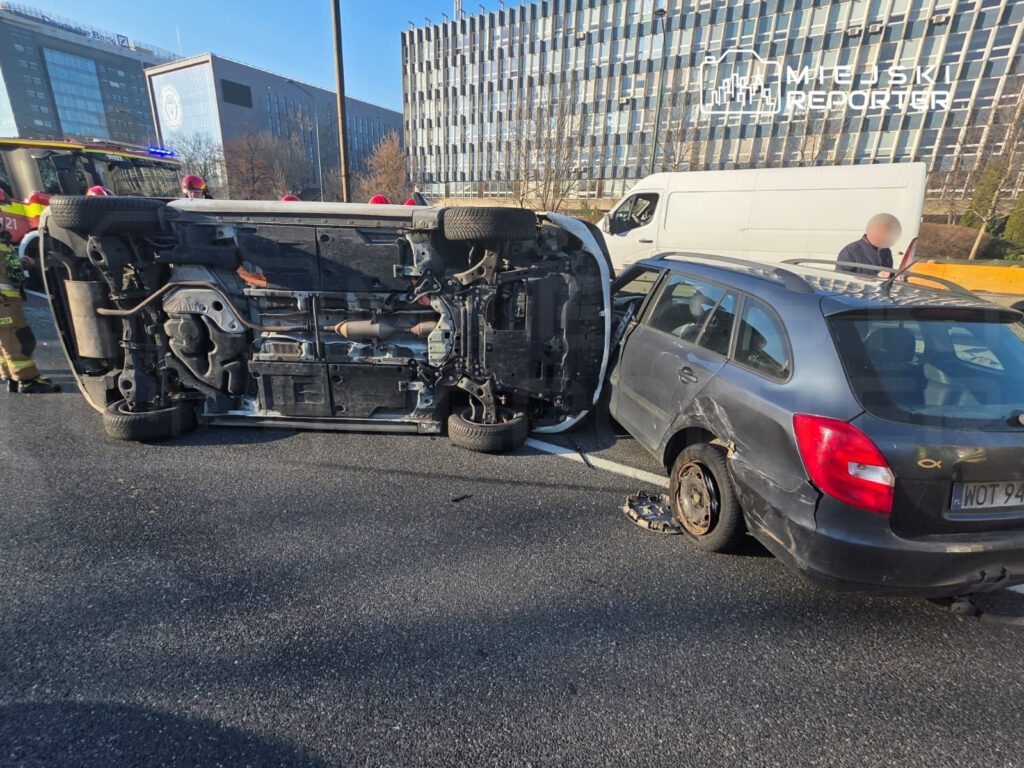 armii ludowej caddesi nde toyota ile skoda carpisti arac yan yatti yarali hastaneye kaldirildi 49908