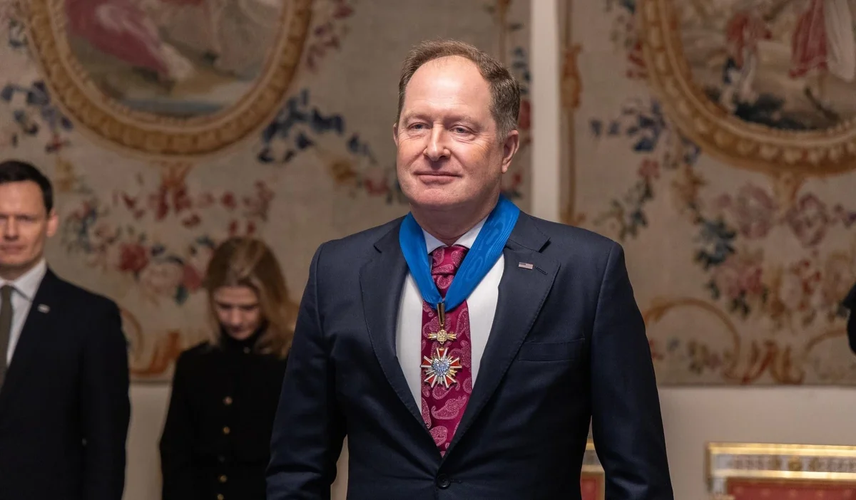 Brzezinski ulkesine sadakat gostererek siyasi hatlari asti 44860