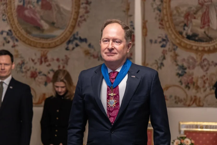 Brzezinski ulkesine sadakat gostererek siyasi hatlari asti 44860