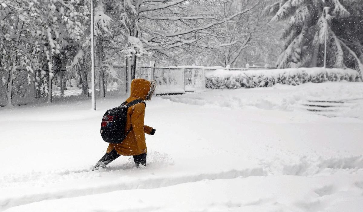 Buyuk polonya da en yogun okul kapanmalari soguk ve isitma sorunlari 42729