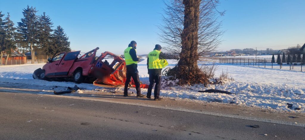 Chyliny de uclu trafik kazasi otobus carptiktan sonra agaca carpti 41323