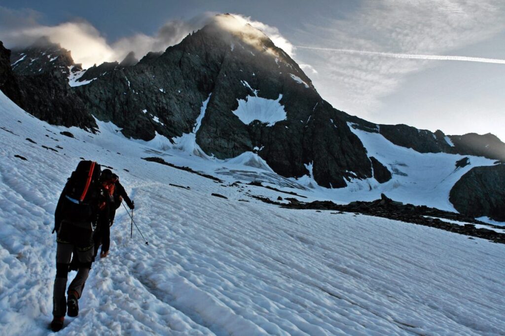 dagci sevgilisini birakip zirveye cikti 48057