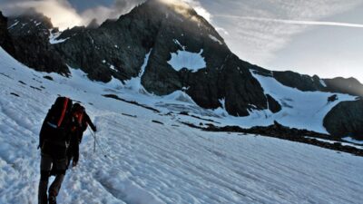 Dagci sevgilisini birakip zirveye cikti 48057