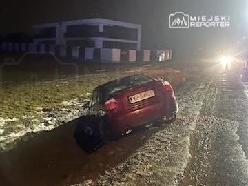 Dawidy'de trafik kazası: alkollü sürücü i̇ki aracı çarpıp foseye yuvlandı 1 Dawidy de trafik kazasi alkollu surucu i ki araci carpip foseye yuvlandi 48709