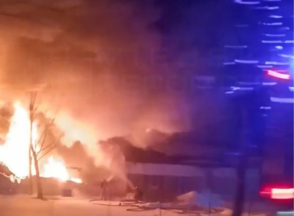 Dzierżenin'de mobilya fabrikasında yangın: 600 metrekare alan etkilendi 1 Dzier enin de mobilya fabrikasinda yangin 600 metrekare alan etkilendi 47507