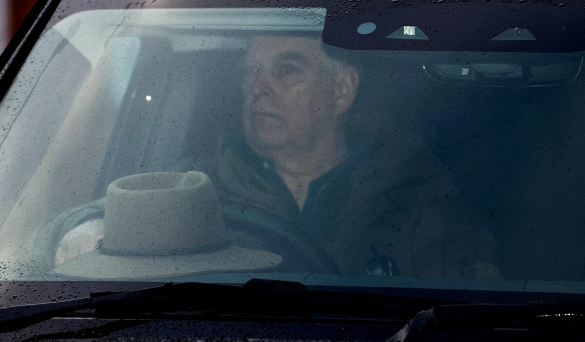 Eski york dükü andrew mountbatten-windsor polis tarafından gözaltına alındı 1 Eski york duku andrew mountbatten windsor polis tarafindan gozaltina alindi 47757