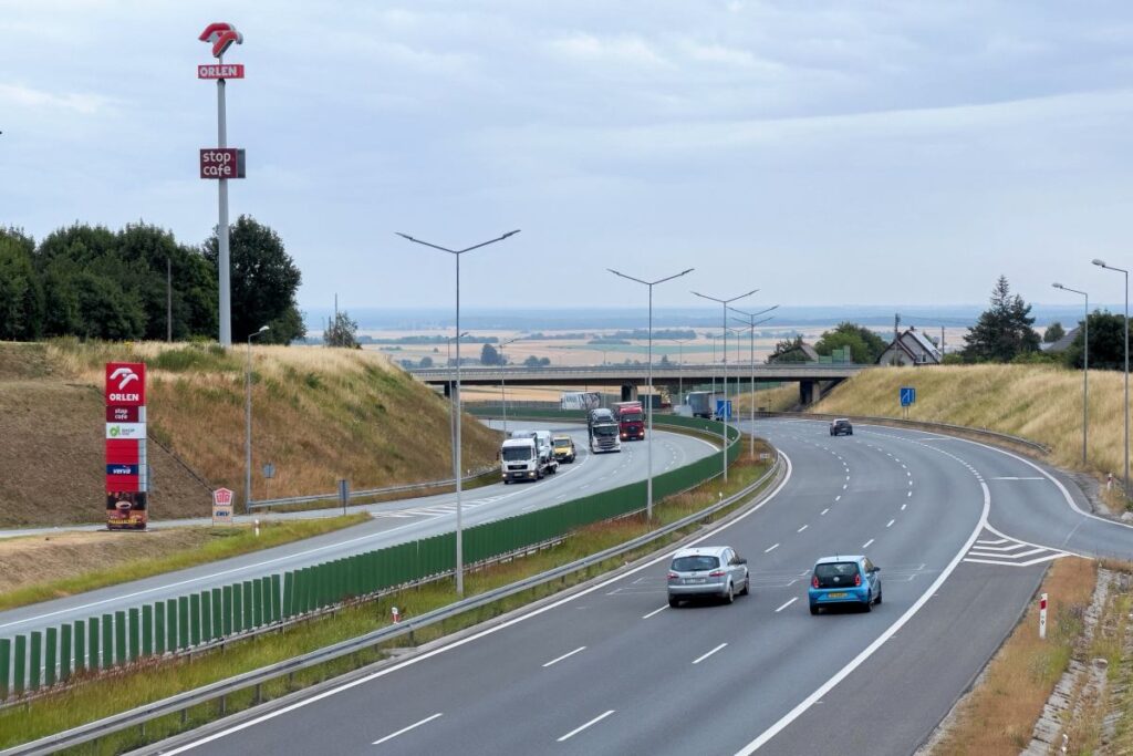 genc adam a4 otoyolunda hareket halindeki aractan atladi 40878