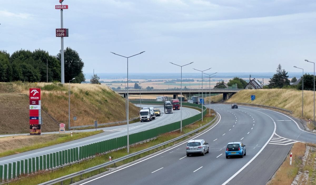 Genc adam a4 otoyolunda hareket halindeki aractan atladi 40878