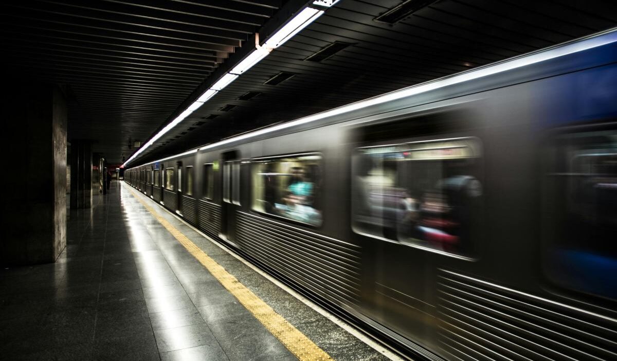 Genc yardim ederken tren altinda kaldi 46987