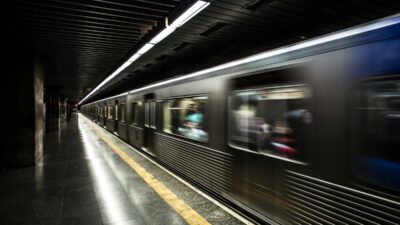 Genc yardim ederken tren altinda kaldi 46987