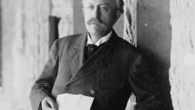 I nsan canavarla savasirken nasil canavar olur 47939