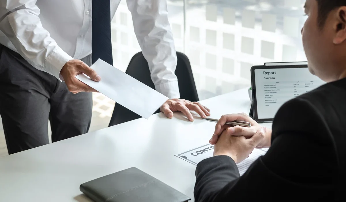 I s sozlesmesinin aninda feshi hangi durumlarda mumkun ve yasal sonuclari 48177