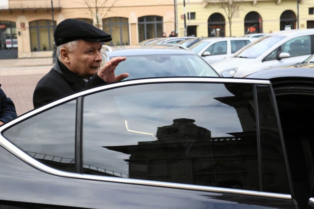 jaroslaw kaczy ski hastaneden taburcu oldu gorevini evden surdurecek 43221