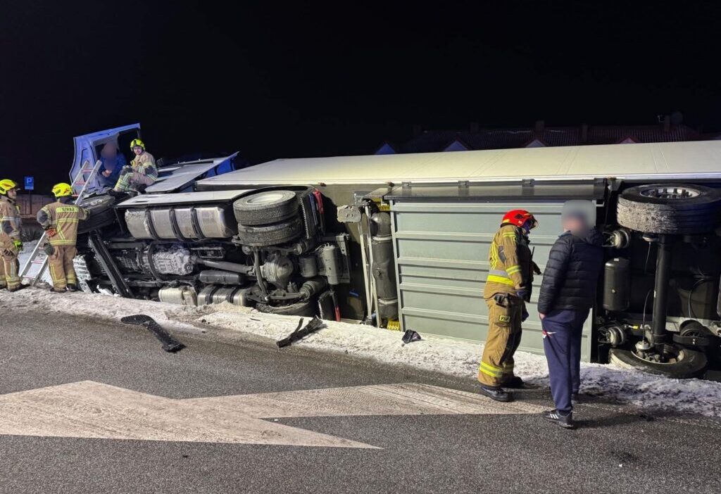 Kromna da otobus ve tir carpisti yol kapandi 44996