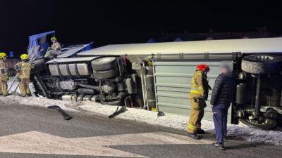 Kromna da otobus ve tir carpisti yol kapandi 44996