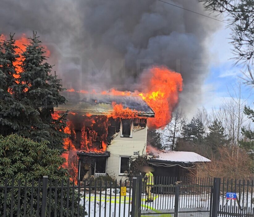 Ludwinovo da ev yangini cati ve tavan yanarken can kaybi olmadi 45283