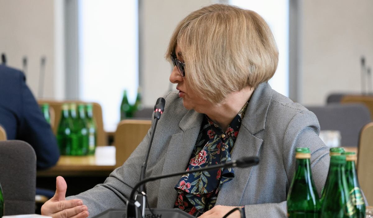 Macaristan demokrasi elestirileriyle karsilasan pis milletvekili gazeteciyle gerilim yasadi 44848