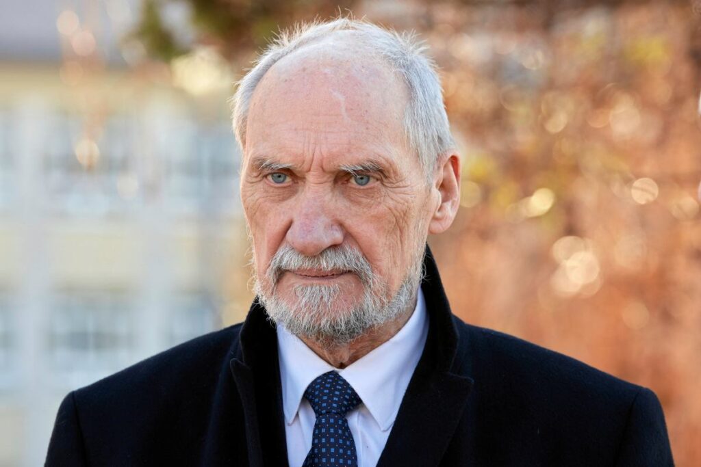 macierewicz tusk hukumetinin guvenlik kararlarini elestirdi 48441