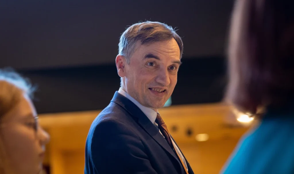 mahkeme zbigniew ziobro nun immunitet talebini reddetti ve yakalama emri cikardi 43284