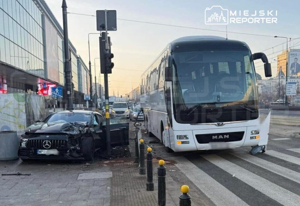 Marszałkowska caddesi'nde sabah erken saatlerde mercedes ve man otobüsü çarpıştı, trafik akışı kesintiye uğradı 1 Marsza kowska caddesi nde sabah erken saatlerde mercedes ve man otobusu carpisti trafik akisi kesintiye ugradi 50364