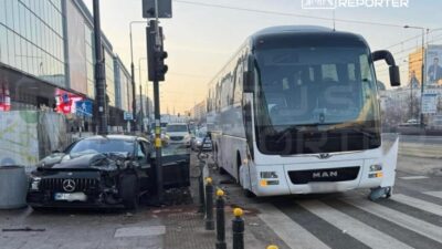 Marszałkowska caddesi'nde sabah erken saatlerde mercedes ve man otobüsü çarpıştı, trafik akışı kesintiye uğradı 2 Marsza kowska caddesi nde sabah erken saatlerde mercedes ve man otobusu carpisti trafik akisi kesintiye ugradi 50364