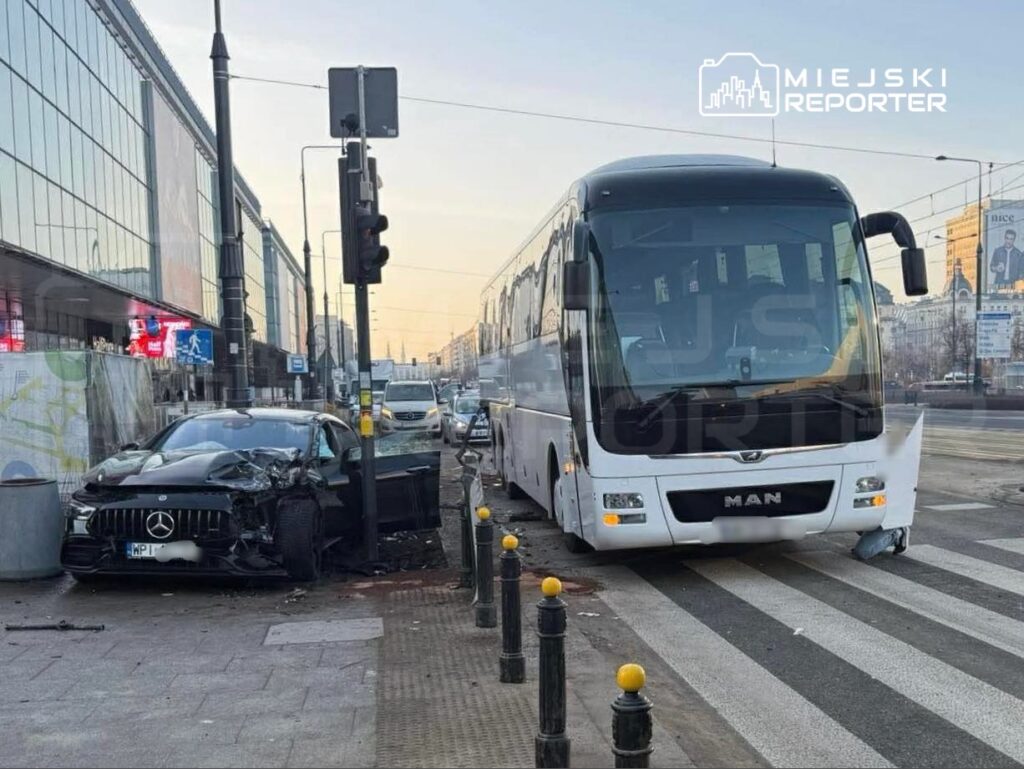 marsza kowska caddesi nde sabah erken saatlerde mercedes ve man otobusu carpisti trafik akisi kesintiye ugradi 50364