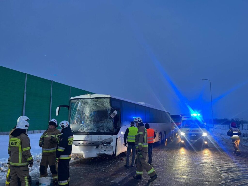 mazowieckie de otobus carpismasi 12 kisi yaralandi 45030