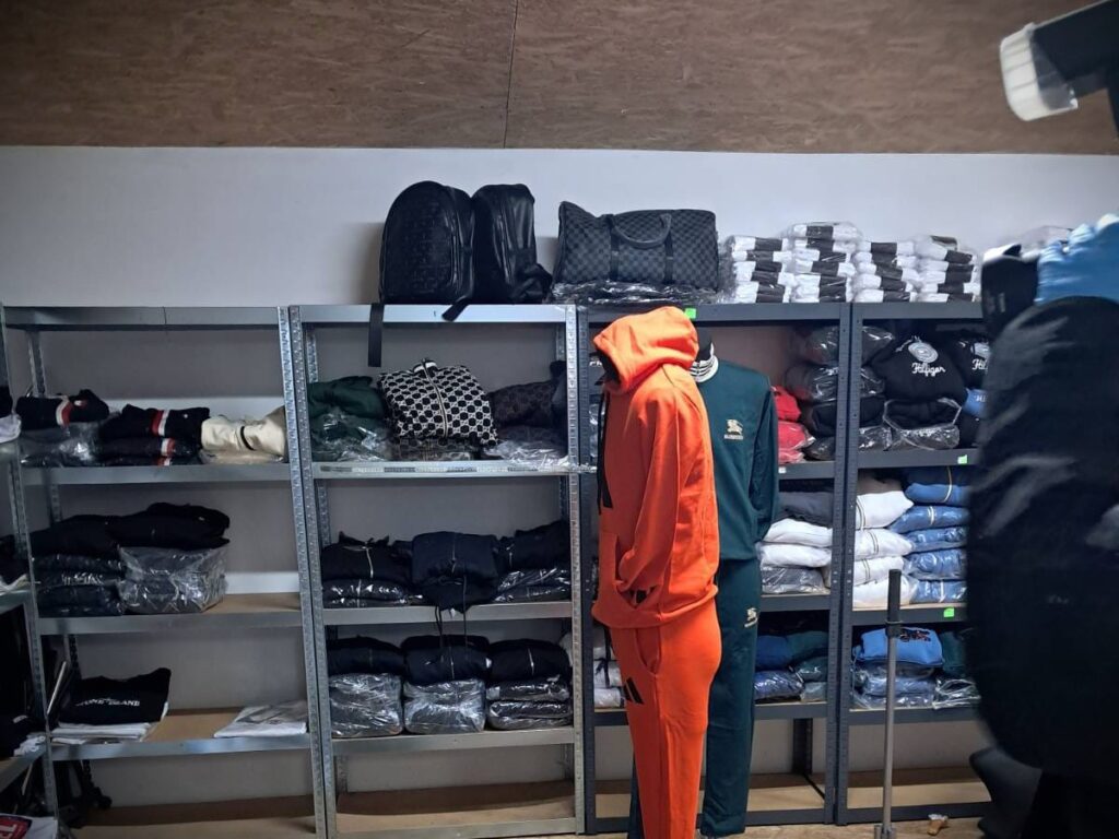 mazowieckie polis ve podkarpacki kas i sbirligiyle 7 bin takim sahte giyim esyasi ele gecirildi 42434