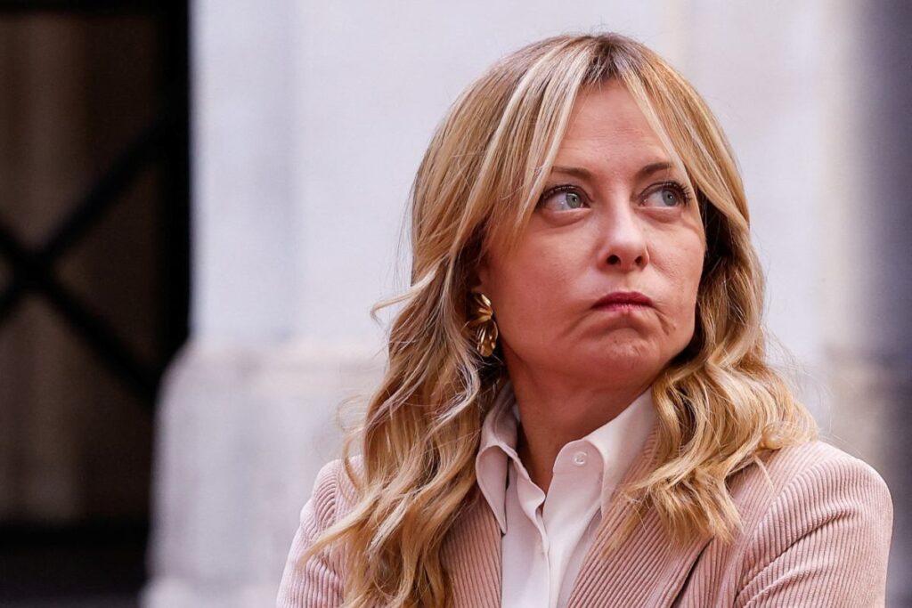 meloni binlerce kisi calisirken digerleri yok etmek i stiyor 43743