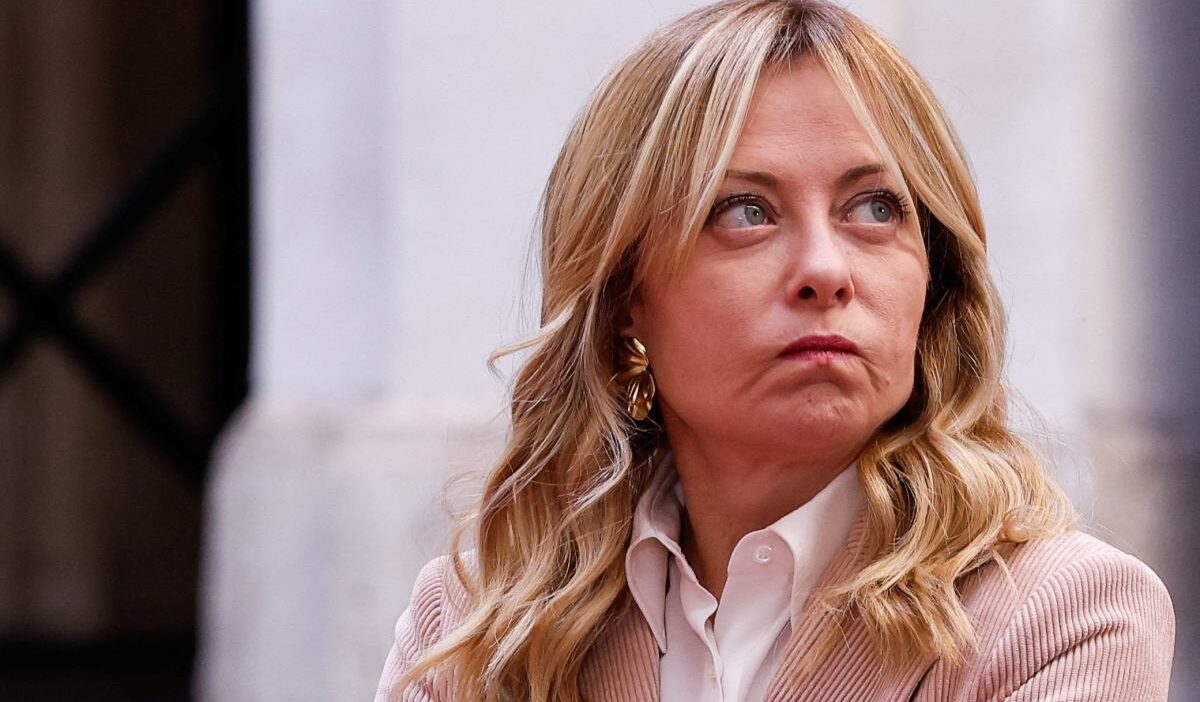 Meloni binlerce kisi calisirken digerleri yok etmek i stiyor 43743